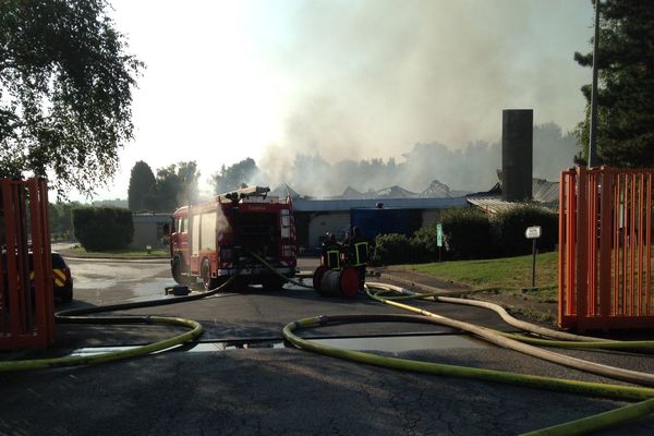 De la fumée était encore visible vendredi, sept heures après le début de l'incendie