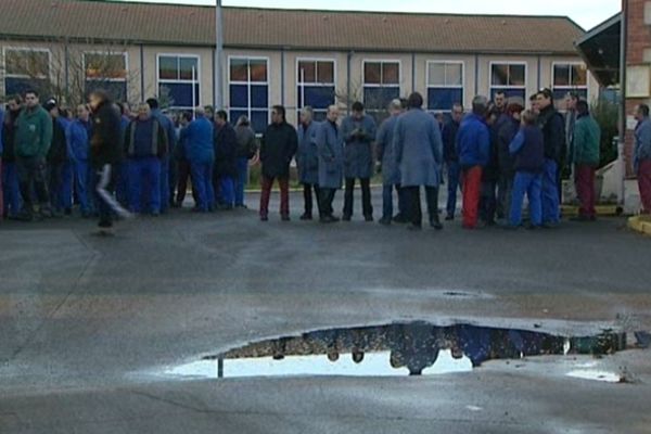 Les salariés de DMI se sont rassemblés devant la fonderie de Vaux (Allier) mardi matin. Ils ont décidé de bloquer les expéditions en attendant d'avoir des certitudes sur leur avenir.