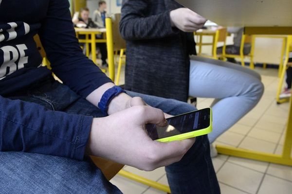 L'utilisation intempestive du téléphone en cours peut coûter des points aux collégiens. 