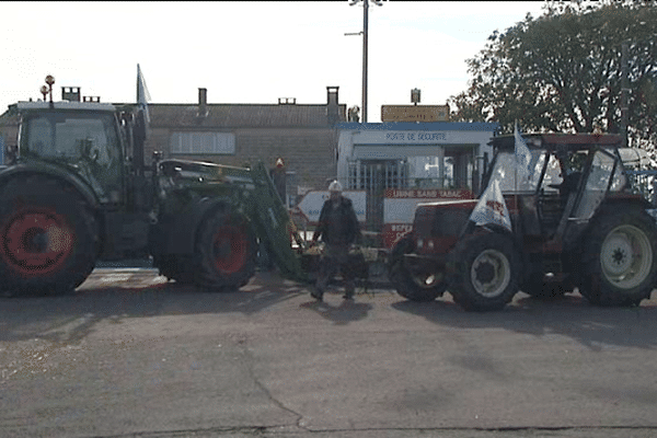 L'abattoir Elivia de Villers-Bocage ce mardi matin. Une vingtaine d'éleveurs bovins bloquent le site depuis lundi soir.