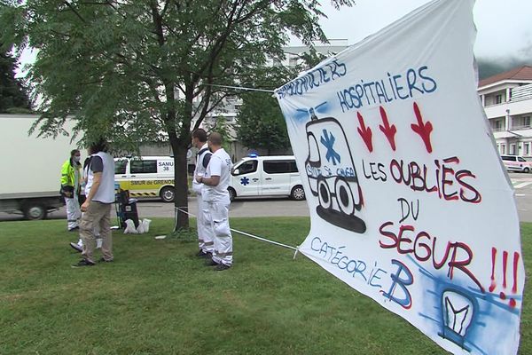 Les ambulanciers hospitaliers ont manifesté devant le CHU Grenoble-Alpes le 13 juillet 2021 pour demander une revalorisation salariale.