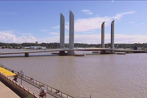 Le bateau aurait pu avoir heurté une des piles du Pont durant la manoeuvre forcée.