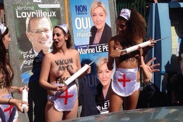 Les Femen devant un bureau de vote à Hénin-Beaumont ce dimanche matin. 