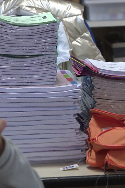 La commune d'Alizay ( Eure) distribue gratuitement des fournitures scolaires en ce jour de rentrée des classes