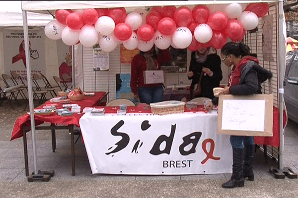 Stand de prévention sur le sida à Brest