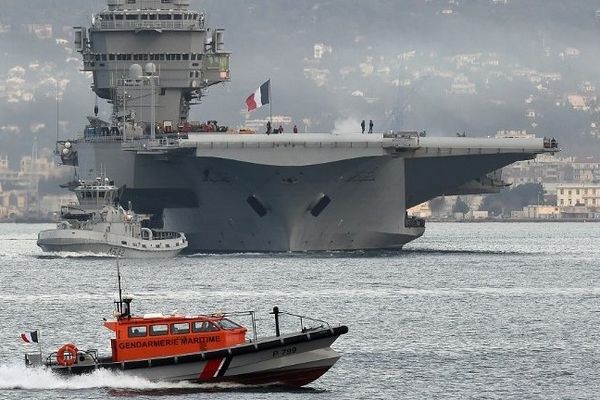 C'est sur le porte-avions Le Charles de Gaulle que le président François Hollande a fait cette déclaration concernant la révision du rythme de réduction des effectifs dans la défense.