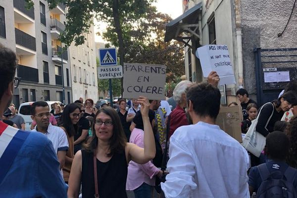 Les parents d'élèves se sont mobilisés ce lundi matin contre la fermeture d'une classe de CE1