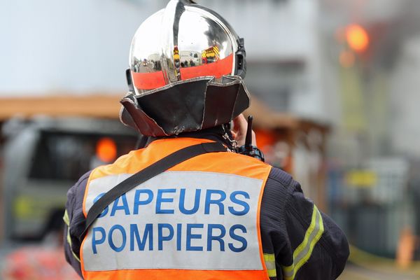 Un homme légèrement brûlé dans l'incendie de sa maison