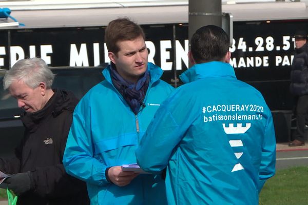 Louis de Cacqueray et les militants de la liste Bâtissons ensemble Le Mans au contact des usagers du marché des Jacobins.