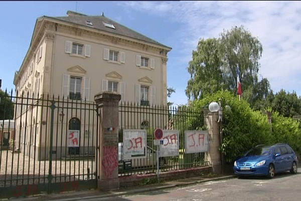 La sous-préfecture de la Manche à Avranches taggée par les Jeunes Agriculteurs