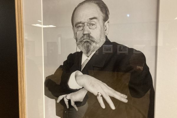 Autoportrait photographique réalisé par Emile Zola lui-même. L'œuvre est exposée à la maison des associations de de Pomerol jusqu'à ce samedi 1er avril.