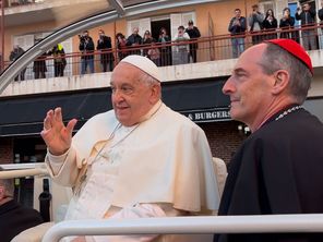 Le pape François et le cardinal Bustillo lors de leur passage au baptistère Saint-Jean.