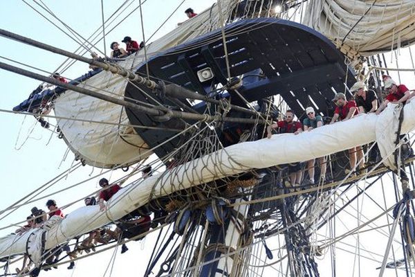 Les gabiers en pleine manœuvre dans la mâture de l'Hermione.