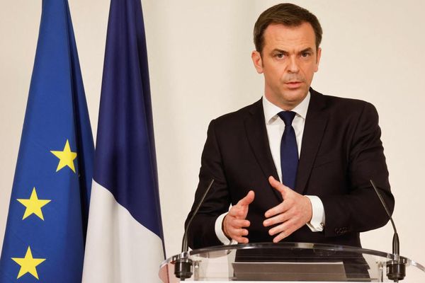 Lors de son point hebdomadaire, le ministre de la Santé Olivier Véran a affirmé que la situation était « particulièrement préoccupante » en Hauts-de-France, en Ile-de-France et en région PACA. Photo Ludovic MARIN / AFP