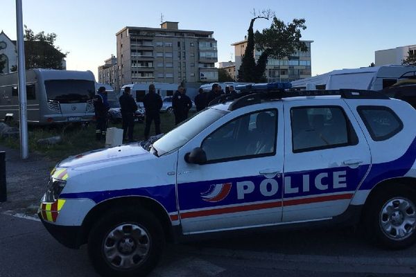 Une vingtaine de caravanes auraient été évacuées au petit matin