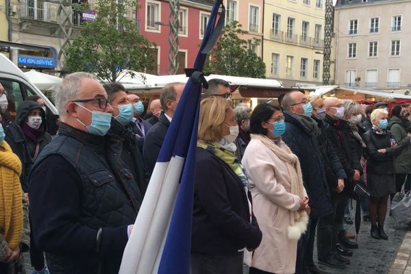 Les chalonnais réunis pour la minute de silence en hommage à Samuel Paty ce matin