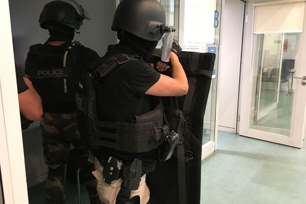 Des policiers à l'entraînement pour une simulation de prise d'otage à Schiltigheim