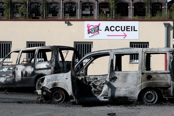 Des véhicules incendiées devant les locaux des Restos du coeur, le 1er mai dernier.