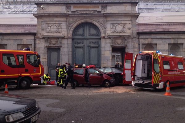 Accident devant la prefecture de Franche-Comté à Besançon