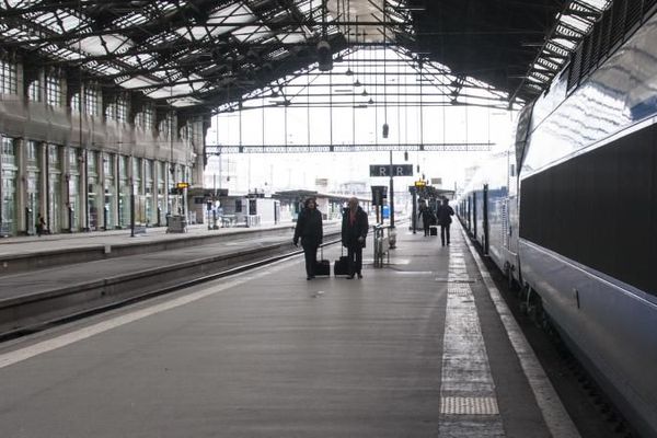 La grève "tournante" à la SNCF doit courir du 3 avril au 28 juin 2018, c'est-à-dire comprendre les vacances de printemps et les différents ponts du mois de mai.