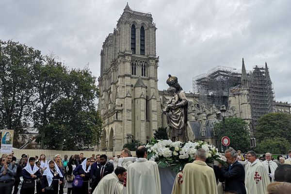 La tête du cortège et Notre-Dame en arrière-plan, quatre mois après l’incendie.