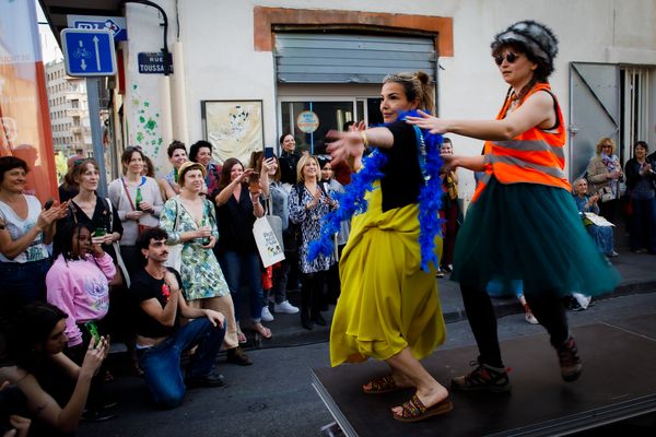 Le premier rendez-vous du festival "Les belles de mai" a eu lieu le 13 avril 2024 au bar Marius, dans le 3ème arrondissement de Marseille.