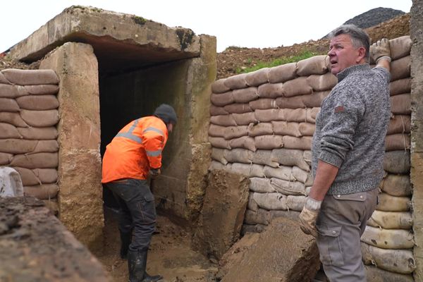 Après avoir restauré la casemate de casernement l'an passé, les bénévoles de l'association Merville-Batterie s'affairent cette année à réaménager le poste de commandement de la batterie.