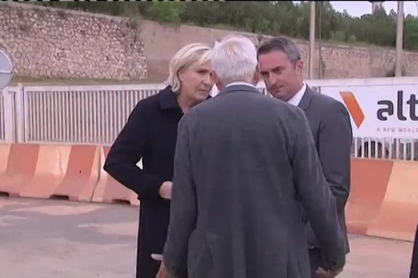 Marine Le Pen devant l'usine Altéo fermée ce dimanche à Gardanne