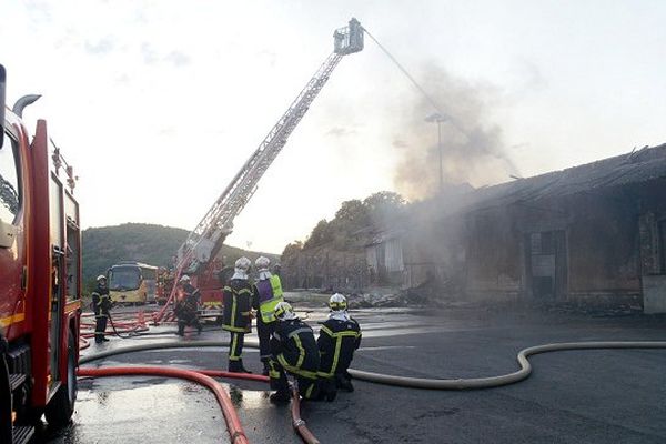 Le feu a pris dans un bâtiment accolé à la gare