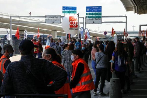 Les aéroports de Paris annoncent un mouvement social du personnel de sûreté à partir de ce mardi 16 novembre. De même des perturbations sont attendues sur les réseaux RER, de Transiliens et TER au départ de Paris et en Île-de-France.