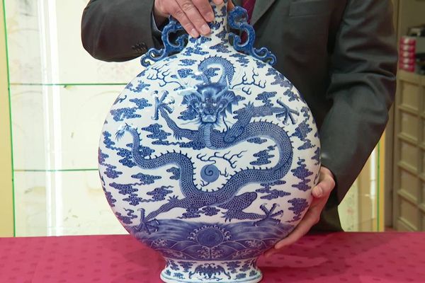 Une gourde chinoise en porcelaine du 18ème siècle.