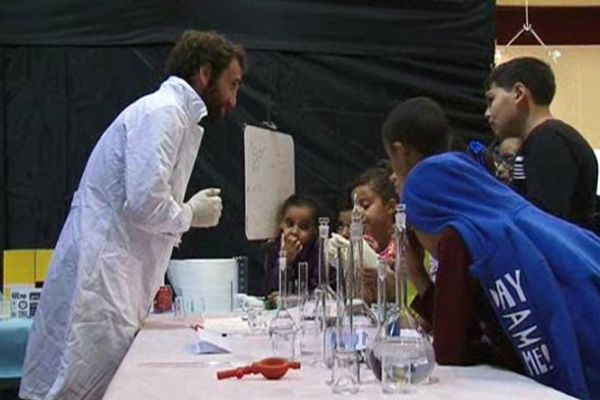 Les enfants découvrent les principes de la chimie au Village des sciences de Montpellier. Octobre 2015.