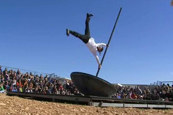 Le spectacle "Culbuto", réalisé par Vincent Martinez de la Compagnie Mauvais coton, sera encore visible lundi 6 avril dans la Grande prairie.