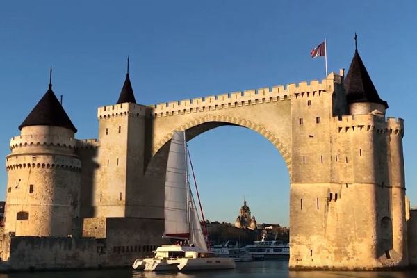 Grâce à des effets spéciaux, Florian Massonnet a reconstitué les tours de La Rochelle reliées par une arche