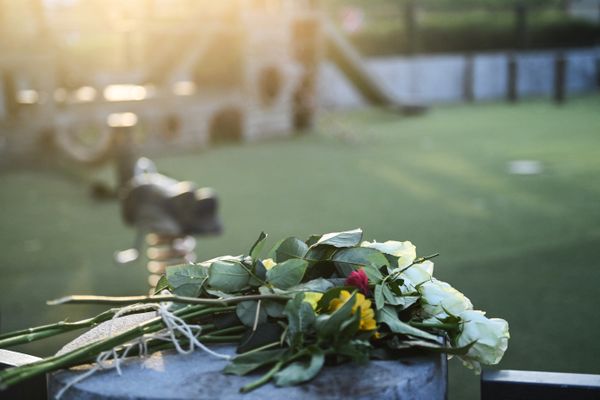 Un bouquet de fleur déposé en hommage aux victimes de l'attaque au couteau survenue sur l'aire de jeu du Pâquier, à Annecy, le jeudi 8 juin.