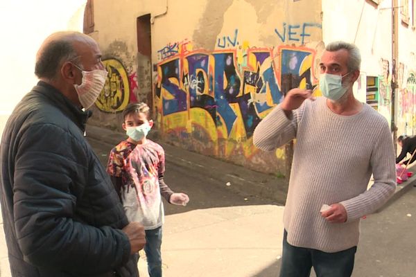 Perpignan - Nick Gimenez, le "sage du quartier Saint-Jacques" sensibilise les habitants à de meilleures conditions d'hygiène pour lutter contre l'épidémie de coronavirus - avril 2020.