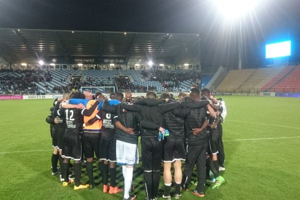 Les joueurs réunis après leur victoire, au stade de la Vallée du Cher, le 29 avril 2016