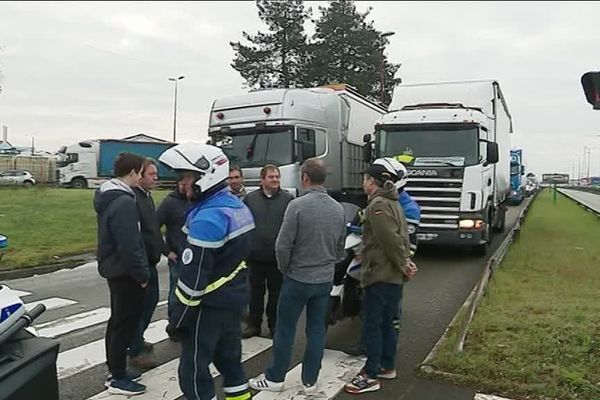 Le bras de fer entre les forains et la mairie du Mans se poursuit. Depuis ce matin les situations de blocages se multiplient.