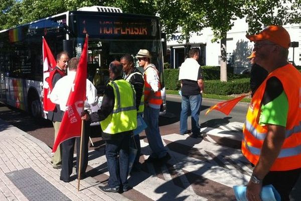 À Angers, les conducteurs du réseau de transport départemental de Maine-et-Loire Anjoubus en grève pour de meilleures conditions de travail