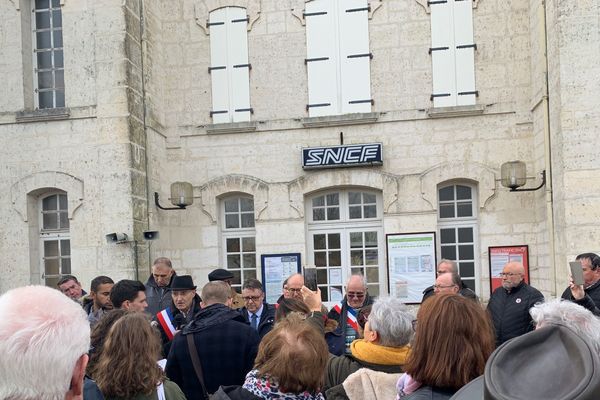 Rassemblement d'élus à Chabanais (Charente) pour la ligne TER Limoges-Angoulême.  