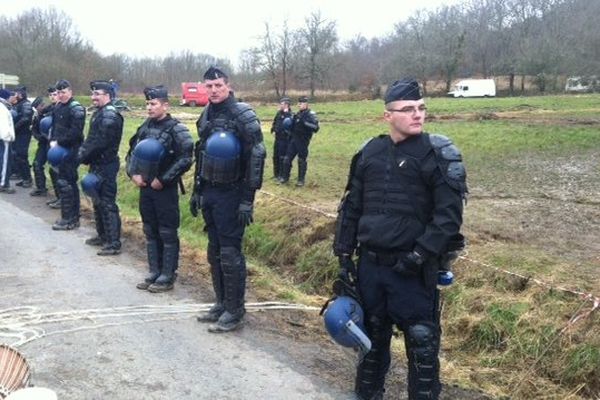 Les opposants évacués du site le 27/02/2014