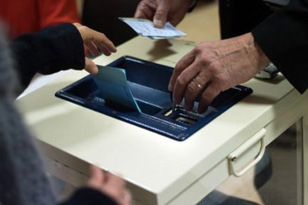 Un électeur dépose un bulletin dans l'urne à Forcalquier. 