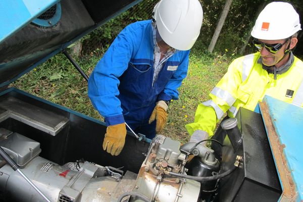 Les techniciens d'Orange en intervention à Aigre (16) ce matin.