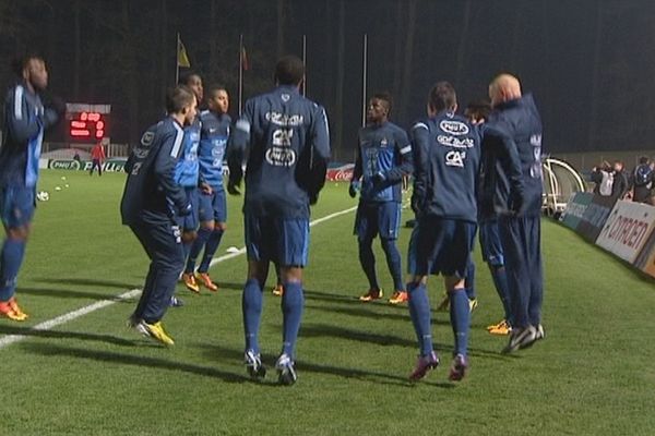 L'équipe de France de football des moins de 20 ans s'échauffe avant le match contre la Roumanie. Blois (Loir-et-Cher) 25 mars 2013