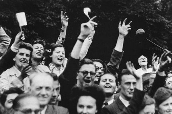 La foule en liesse lors de la Libération de Paris, le 25 août 1944.