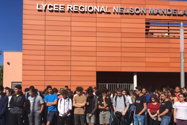 La minute de silence des élèves du lycée régional Nelson Mandela