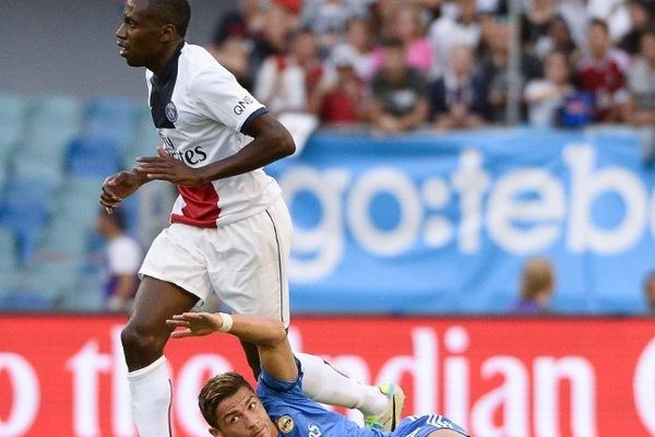 Christiano Ronaldo à terre après un tacle de Mohamed Sissoko lors du match amical entre le PSG et le Real Madrid le 27 juillet 2013.