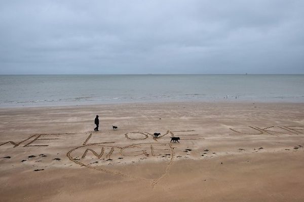 "We Love Ukip Nige" tracé dans le sable d'une plage du Kent alors que le parti europhobe Ukip tient son second jour de congrès à Margate