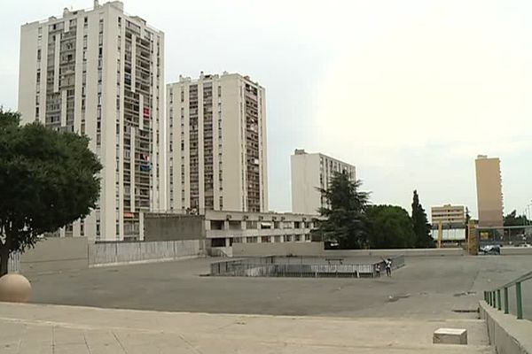 Un homme a été légèrement blessé dans la nuit de samedi à dimanche dans ce quartier populaire de Nîmes, théâtre régulier de règlements de comptes liés au trafic de stupéfiants.