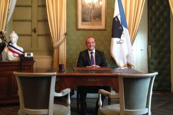 05/04/14 - Laurent Marcangeli, fraichement élu nouveau maire UMP d'Ajaccio, siège pour la première fois dans son bureau à l'hôtel de ville